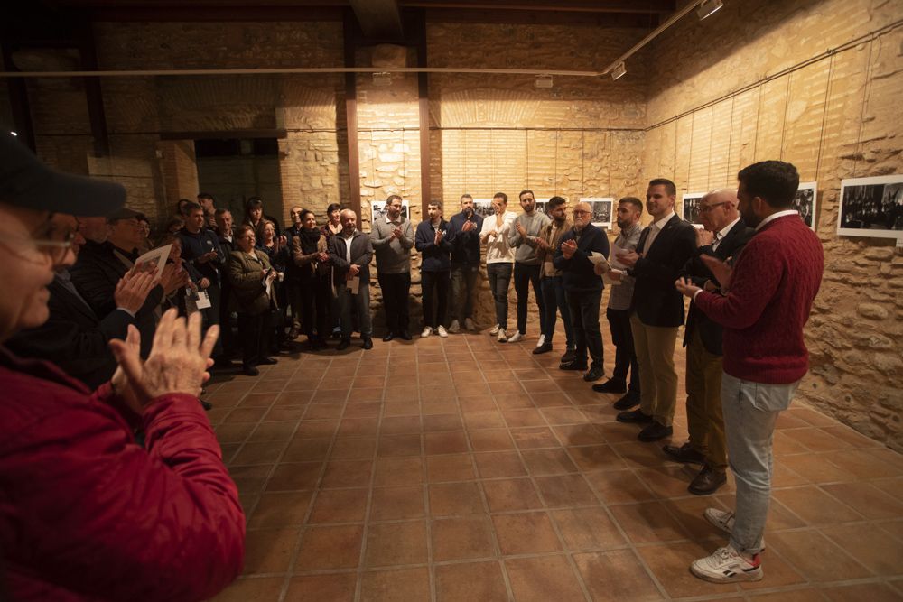 Ismael Rodrigo lleva más de 20 años fotografiando la Semana Santa Saguntina y parte del trabajo se puede ver en la exposición de la Casa Pallares