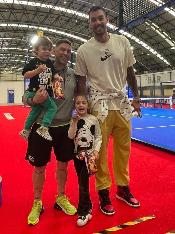 Dani y sus hijos, con Willy Hernangómez, en el Ifevi.