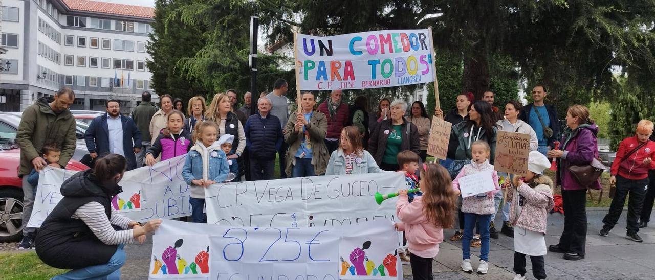La protesta de los padres del Vega de Guceo y el José Bernardo, en Oviedo. | D. Orihuela