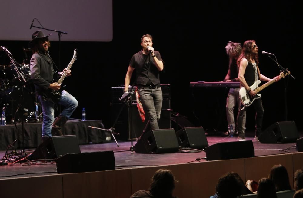 El ciclo "Rock en Familia" trajo hoy un tributo a la mítica banda en el auditorio Mar de Vigo