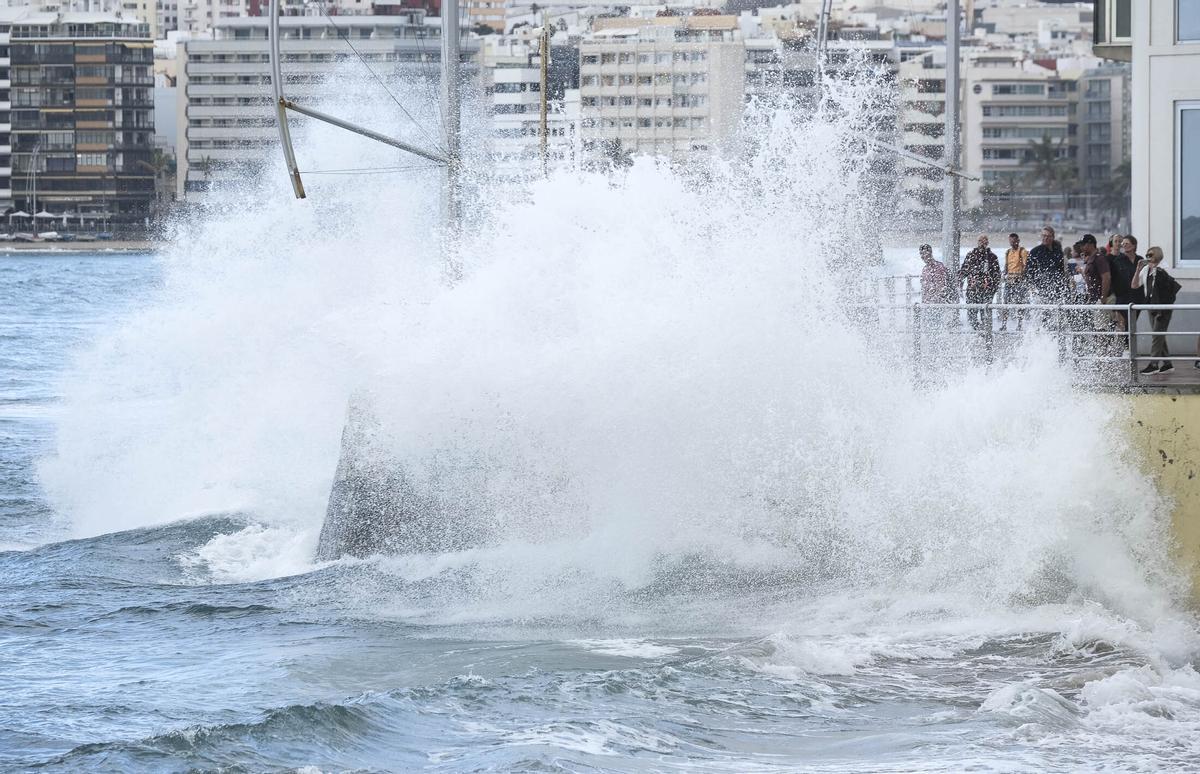 El oleaje se adentra en la avenida de Las Canteras.