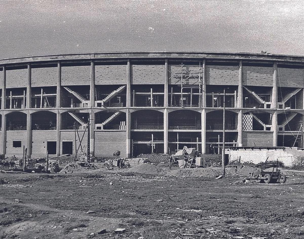 Imagen de la plaza de toros de Los Califas en construcción.
