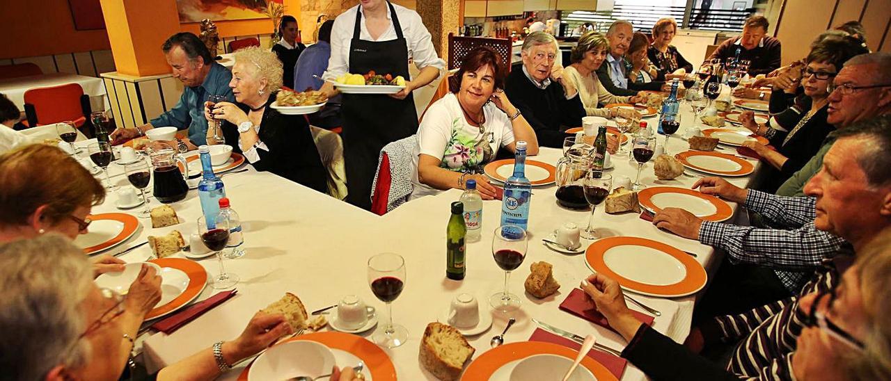 Turistas en el restaurante Cabanas en una edición anterior del Mes do Cocido. |  // BERNABÉ/JAVIER LALÍN