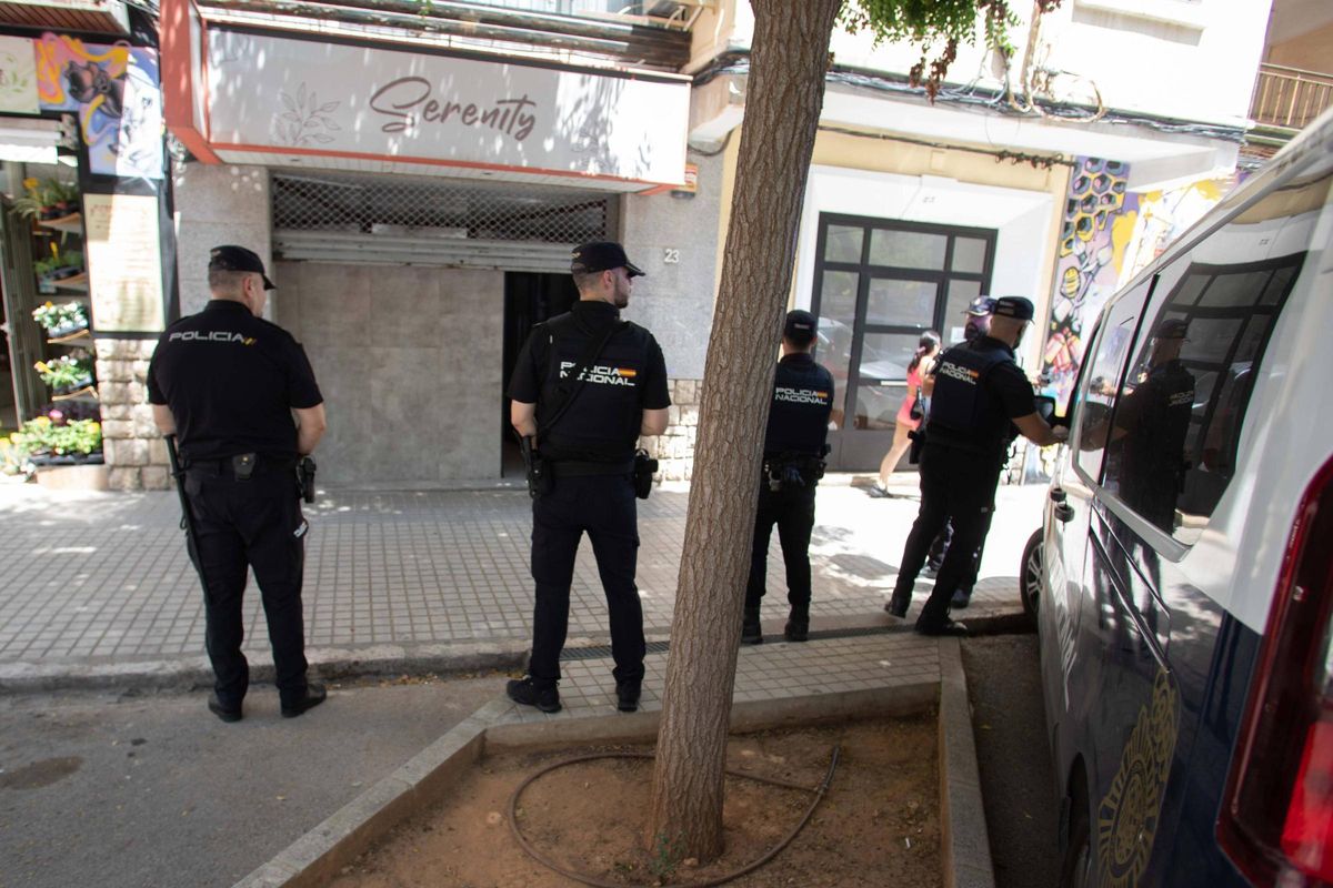 Registro de la Policía Nacional en el 'local de masajes' de Xàtiva donde se explotaba sexualmente a mujeres.