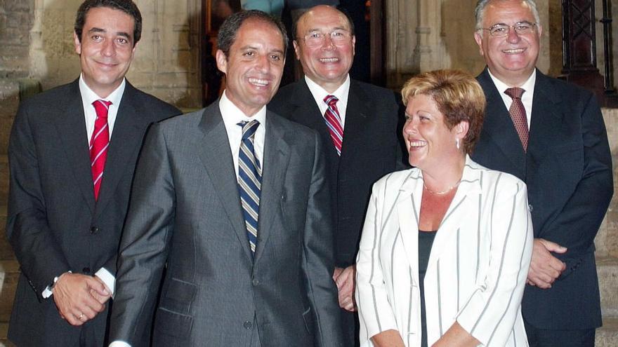 Camps junto a los consellers Víctor Campos, Justo Nieto, Milagrosa Martínez (ahora encarcelada) y Juan Cotino, en 2004.