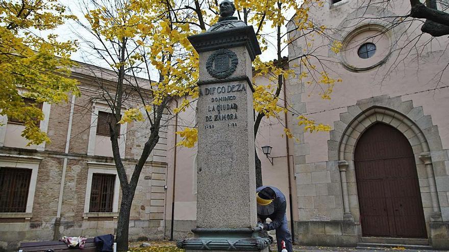 Un operario trabaja en la consolidación ornamental del pedestal. | Jose Luis Fernández