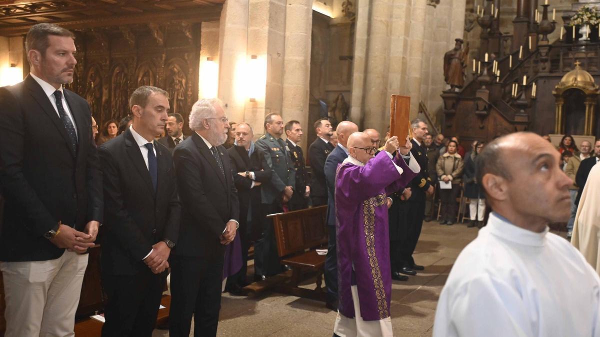 José Campos, conselleiro de Cultura, Enrique Cabaleiro, alcalde de Tui, y Miguel Santalices, presidente del Parlamento, durante la entrada de las autoridades eclesiásticas.