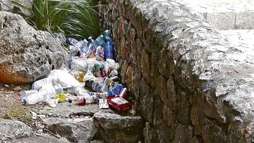 Basura acumulada en la zona de sa Calobra en las últimas semanas.  p. c.