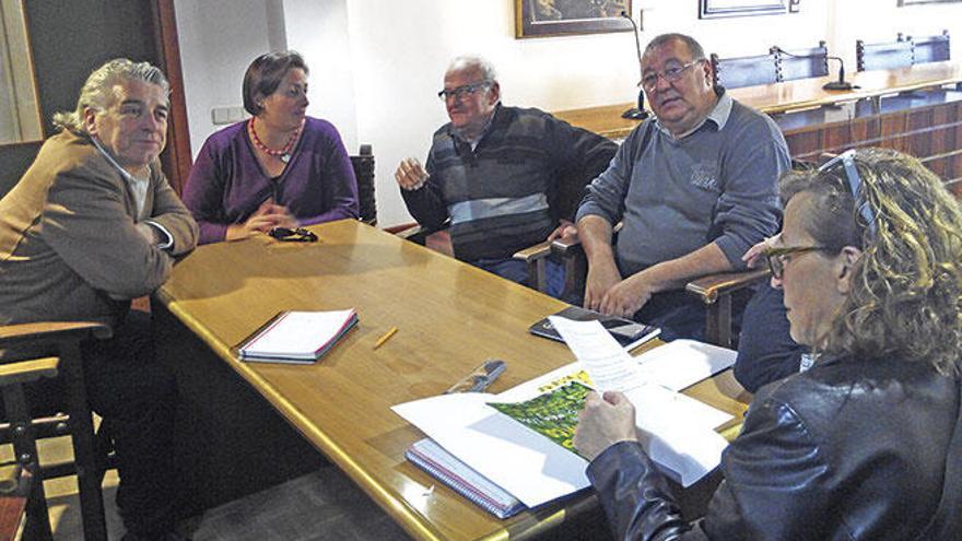 Representantes de las entidades organizadoras, reunidos ayer con la edil de Ferias.