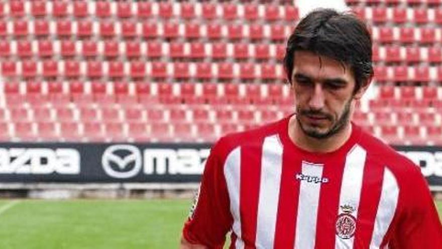Dejan Lekic controla la pilota
el dia de la present  ació oficial com a nou jugador del Girona.
