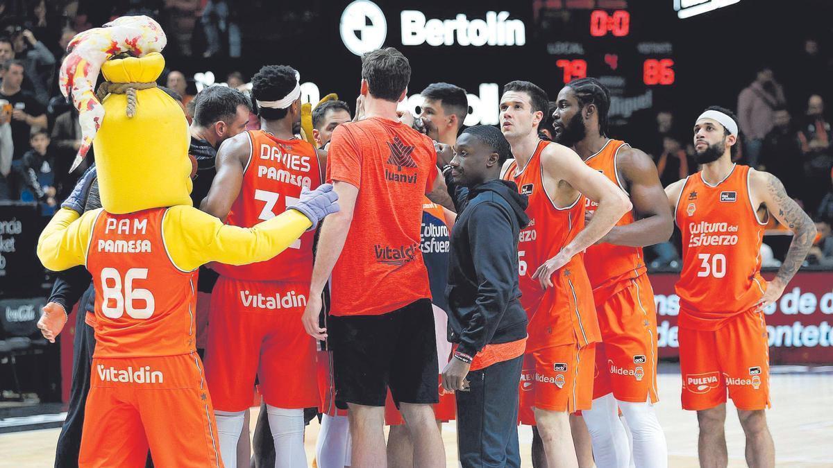 Los jugadores del Valencia Basket se saludan en un partido en La Fonteta