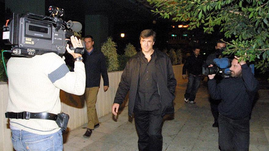 Alonso, la noche de su renuncia al banquillo, en 2003.