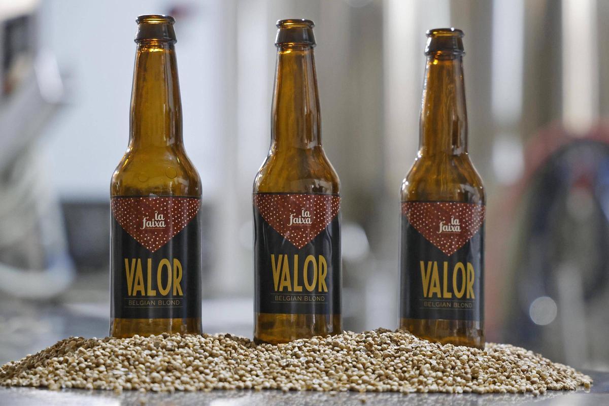 La cervesa Valor de La Faixa amb les llavors de coriandre, el seu ingredient especial.