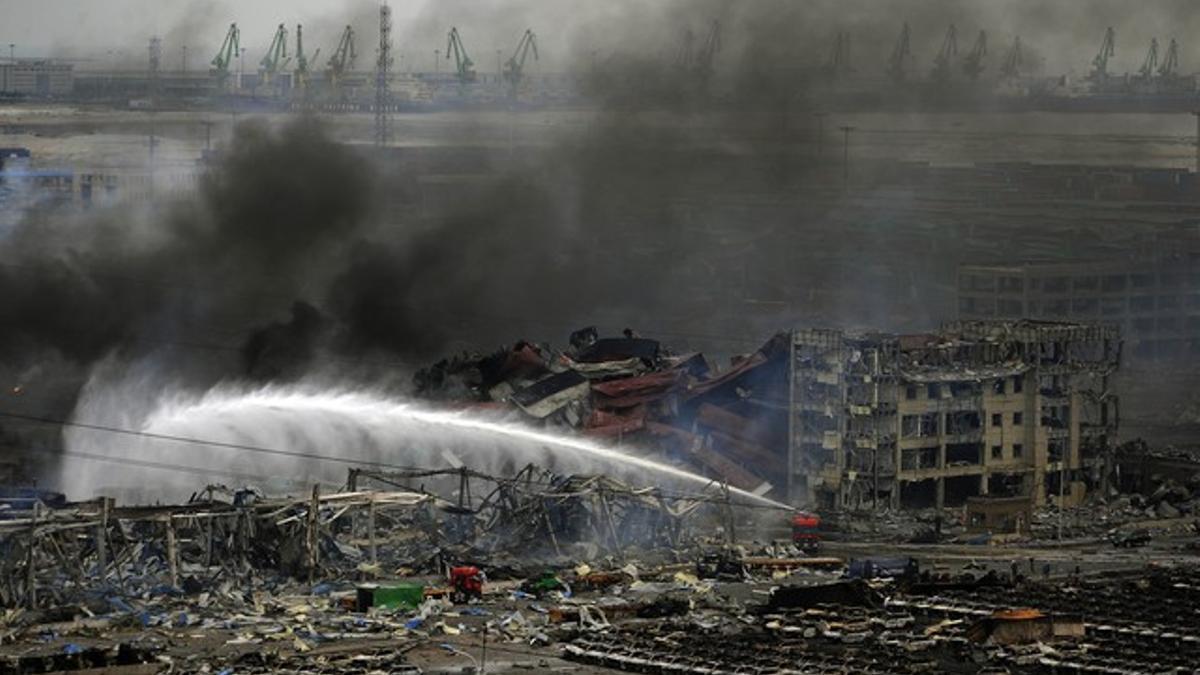 Tareas de remojo en la zona de las explosiones de Tianjin, este viernes.