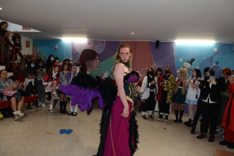 Desfile de cosplayers.