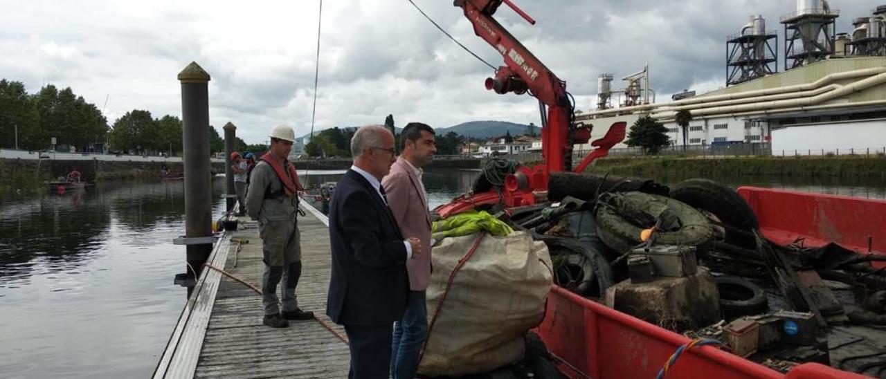 La retirada de residuos en el río Ulla, a la altura del puerto de Pontecesures, ayer.