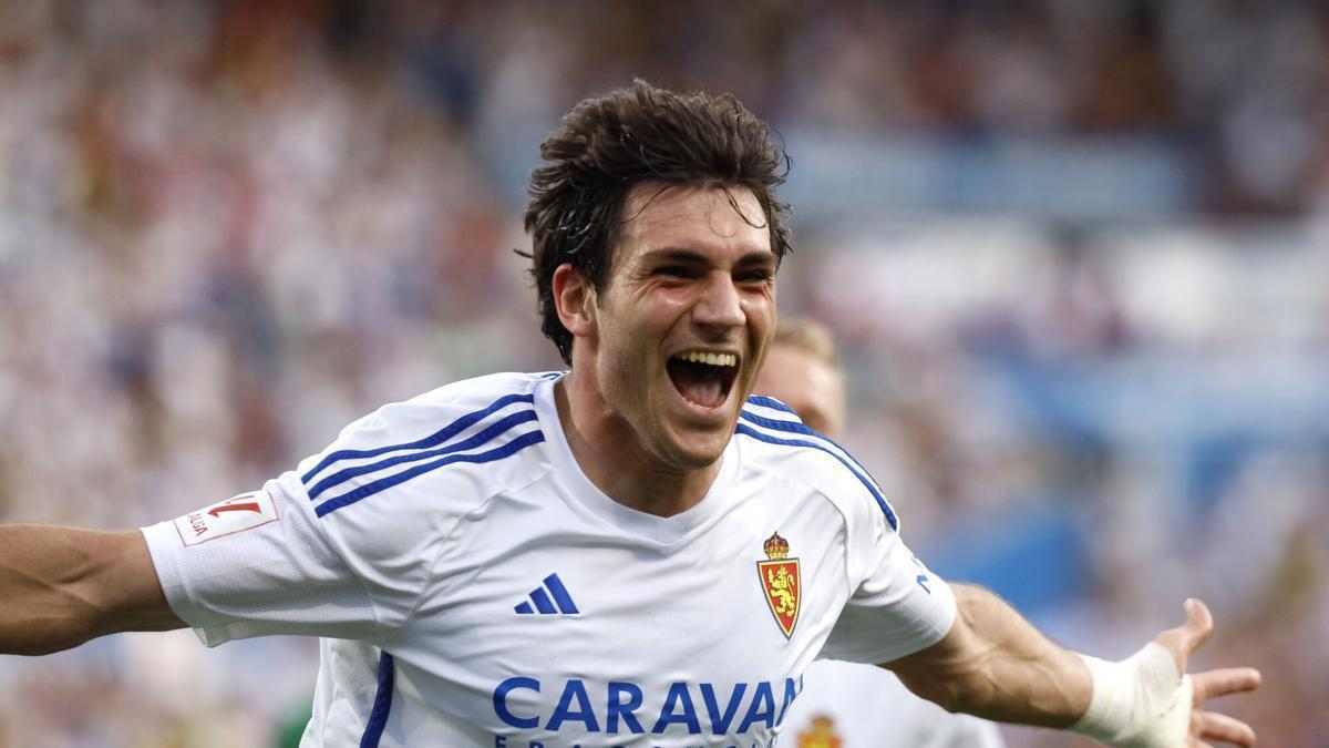 Iván Azón celebrando un gol contra el Elche CF en La Romareda