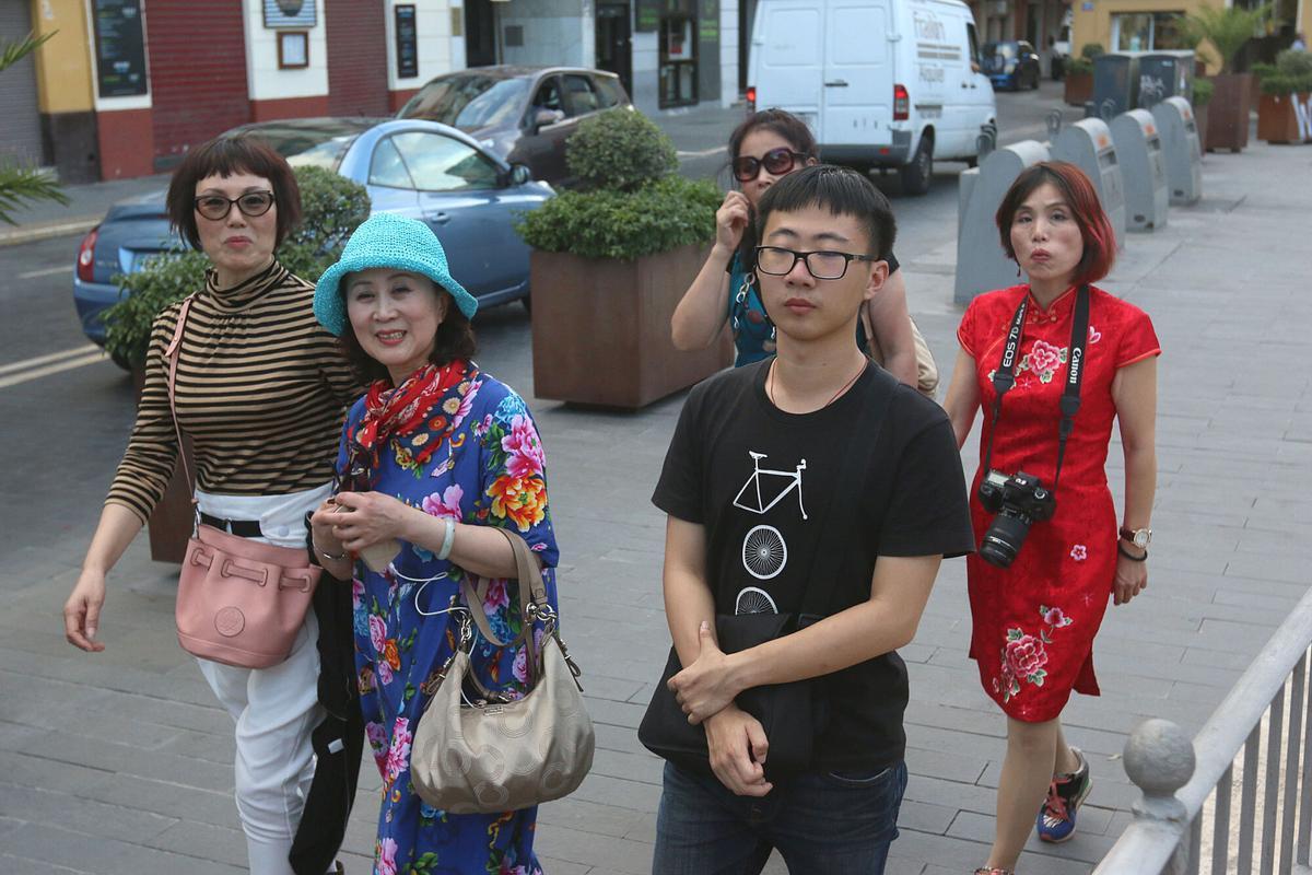 MLG.6/OCTUBRE/2015- TURISTAS ORIENTALES , CHINOS O JAPONESES POR LA PLAZA MERCED..-ARCINIEGA