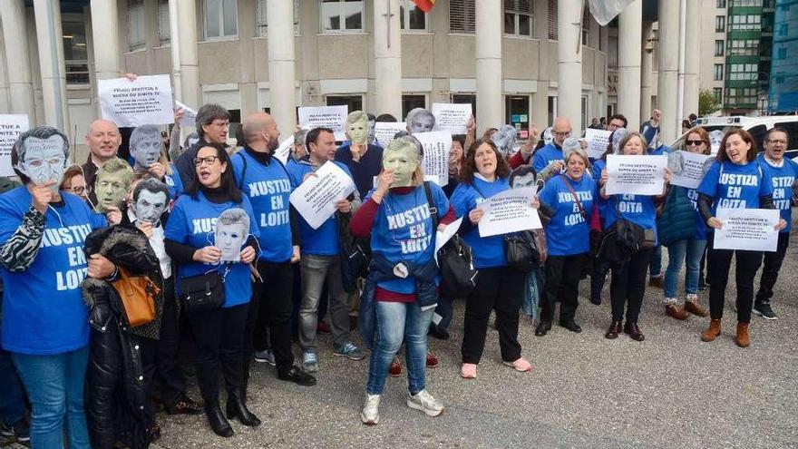 Los funcionarios de Justicia en una nueva concentración ante el edificio judicial de A Parda. // R. Vázquez