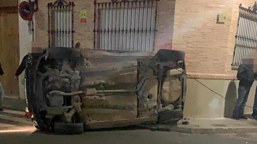 El coche volcado en el centro de Cheste