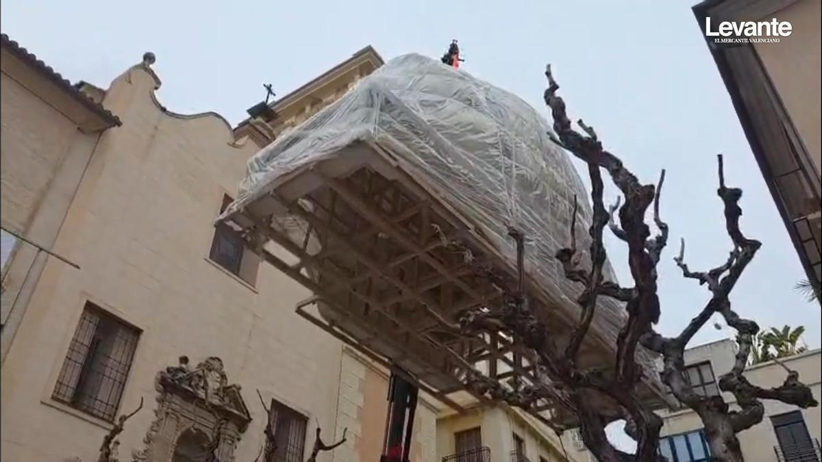 Las fallas salen a la calle: El Pilar comienza a descargar las piezas de su monumental falla