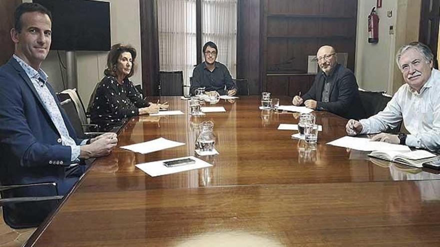 Encuentro ayer entre el conseller Negueruela (centro), con Jordi Mora, Carmen Planas, JosÃ© Luis GarcÃ­a y Alejandro TexÃ­as.