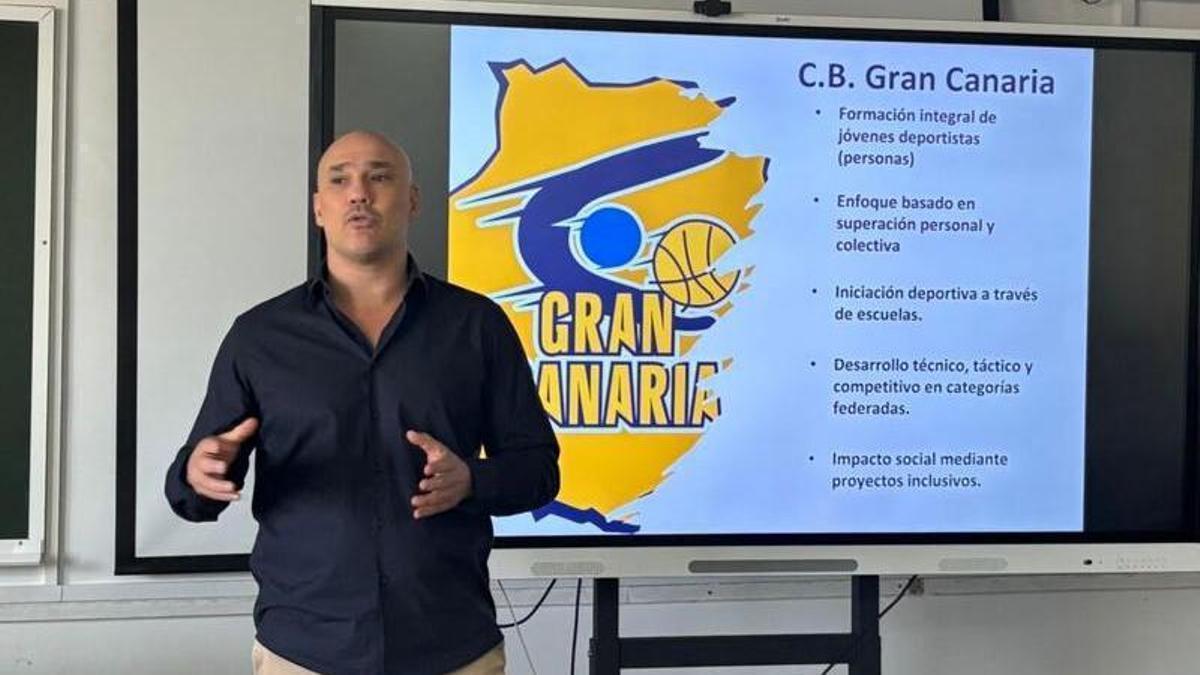 Juanmi Morales en una charla formativa del CB Gran Canaria