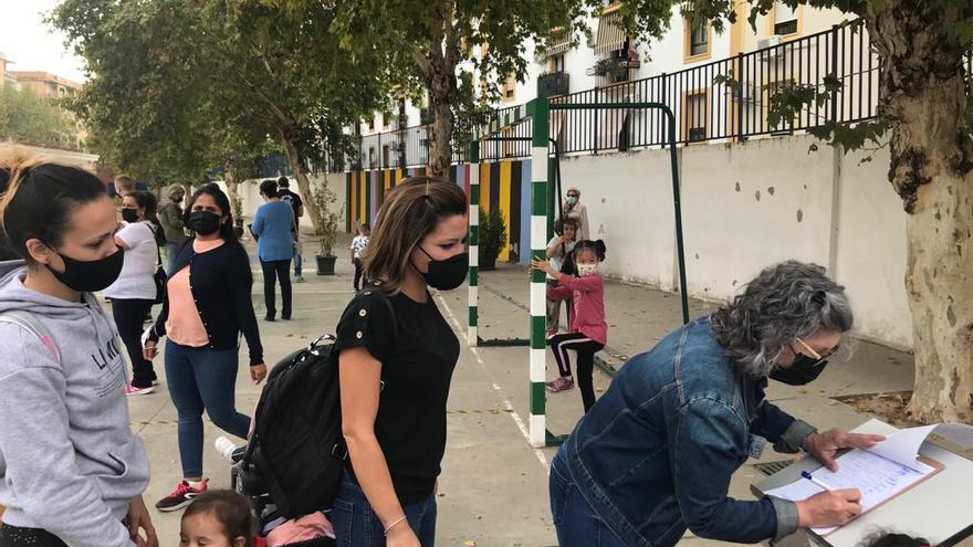 Firmas en apoyo a los porteros, en el colegio Condesa de las Quemadas.