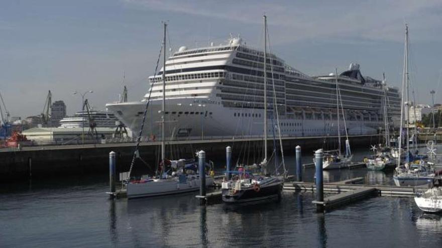 El crucero &#039;MSC Magnífica&#039;, atracado ayer en el muelle de Trasatlánticos. / carlos pardellas