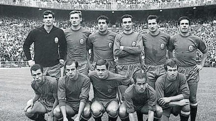 El equipo de España en la final de la Eurocopa de 1964, en el Santiago Bernabeu, frente a Rusia. Arriba, por la izquierda, Iríbar, Zoco, Olivella, Fusté, Calleja y Rivilla. Abajo, Amancio, Pereda, Marcelino, Suárez y Lapetra.
