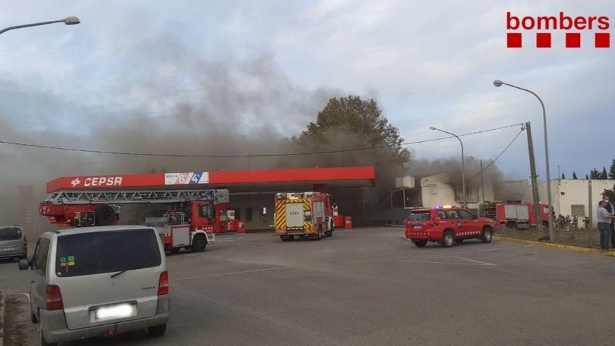 L'incendi s'ha produit en una nau propera a una gasolinera