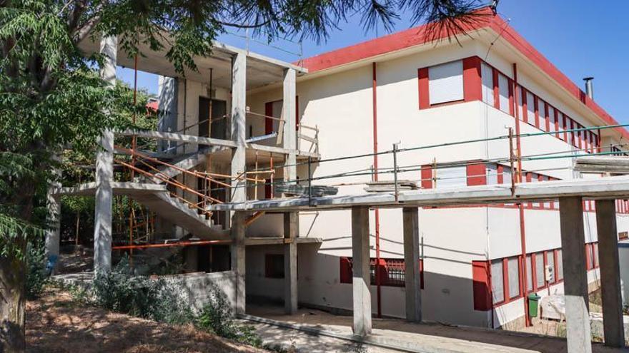 La obra del colegio Cerro de Reyes se reanuda tras 7 meses de parón