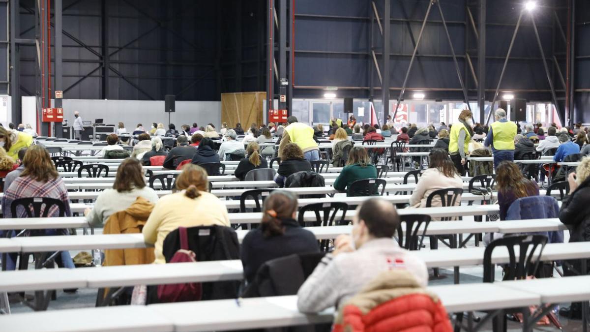 Opositores aguardando el inicio del examen, ayer, en el Pabellón Central del recinto ferial. | Marcos León