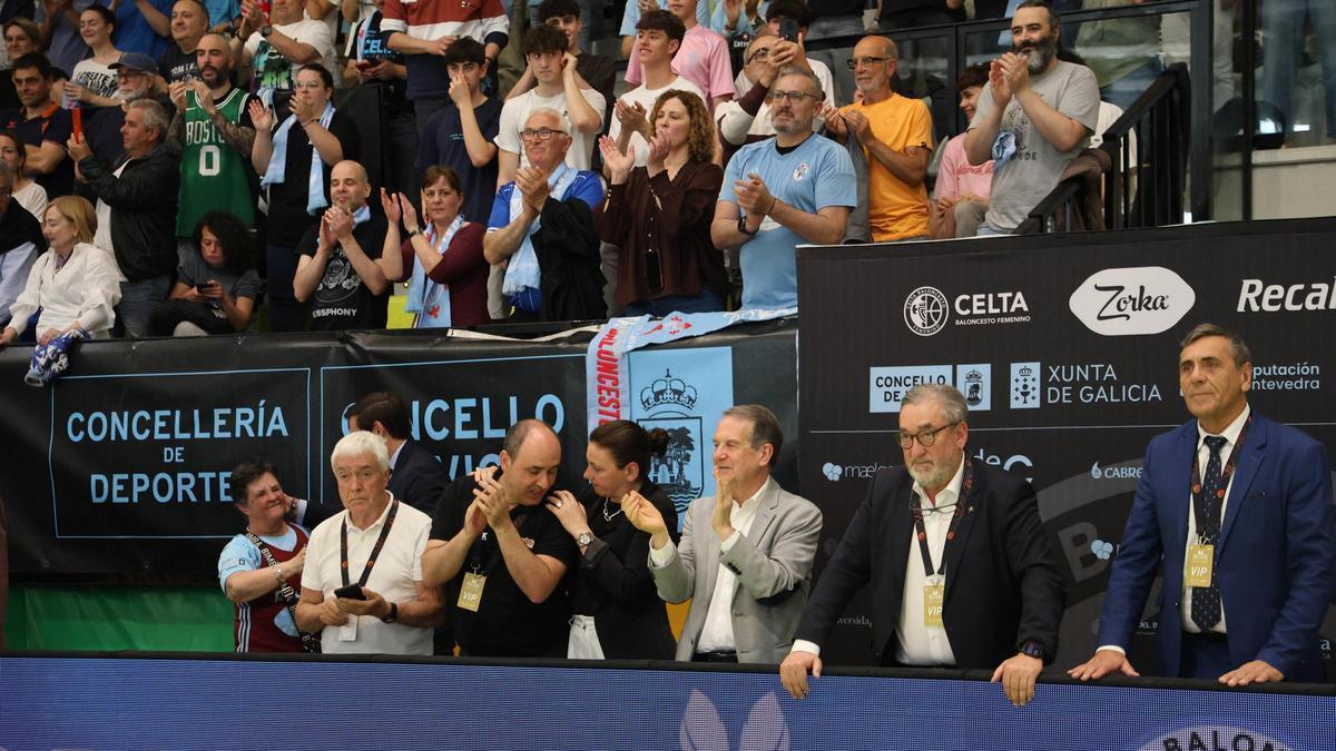 Carlos Álvarez, entre Abel Caballero y Julio Bernárdez.