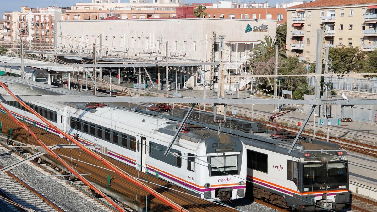 Trenes en la estación de Tarragona, esta mañana.