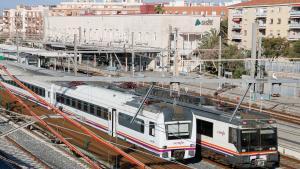 Trenes en la estación de Tarragona, esta mañana.