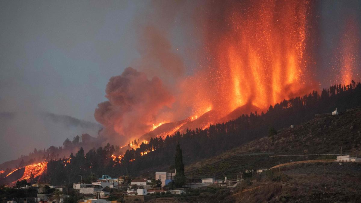 El volcán expulsa lava y materiales incandescentes durante la erupción