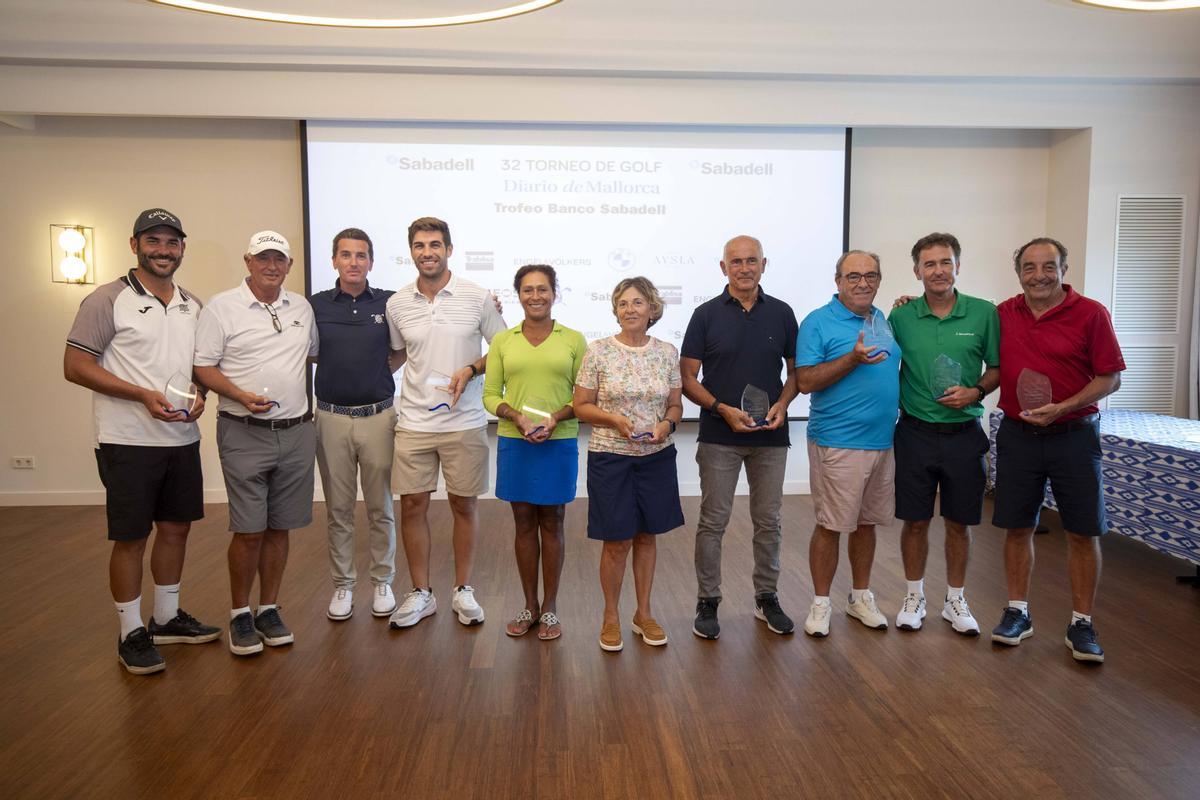 El elenco de ganadores del Torneo Diario de Mallorca, Trofeo Banco Sabadell posan junto al subdirector del campo, Miguel Deyà.