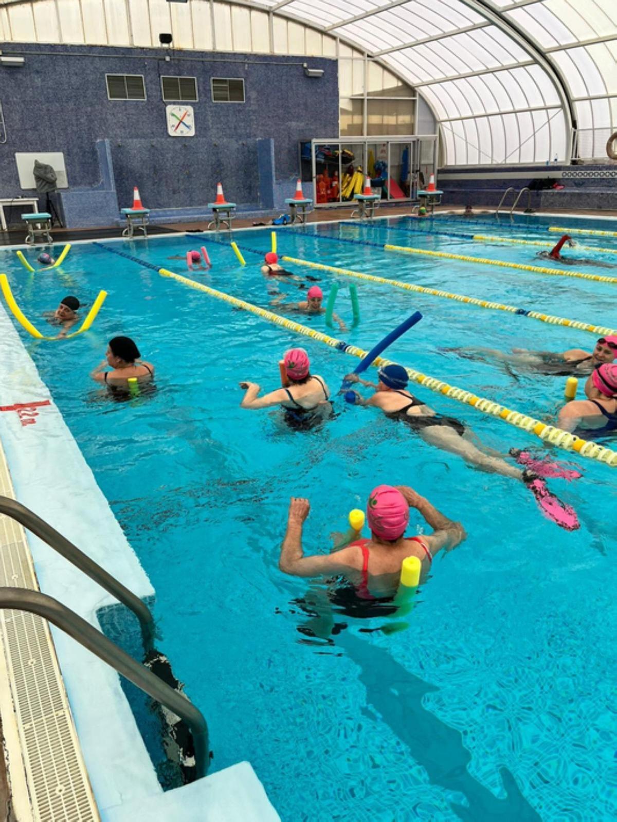 Participantes en la actividad, en la piscina de Benavente.
