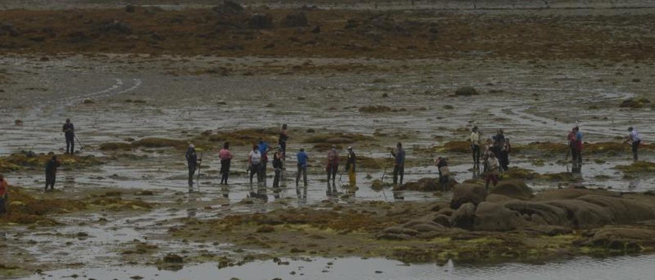 Mariscadoras de Vilanova durante las tareras de limpieza en la zona de As Patiñas.