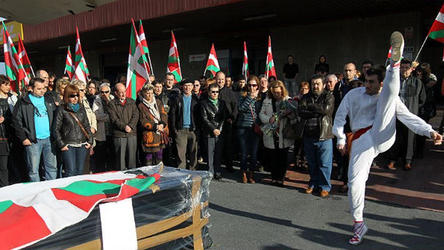 Despedida a Thierry al grito de 'Gora ETA militar'