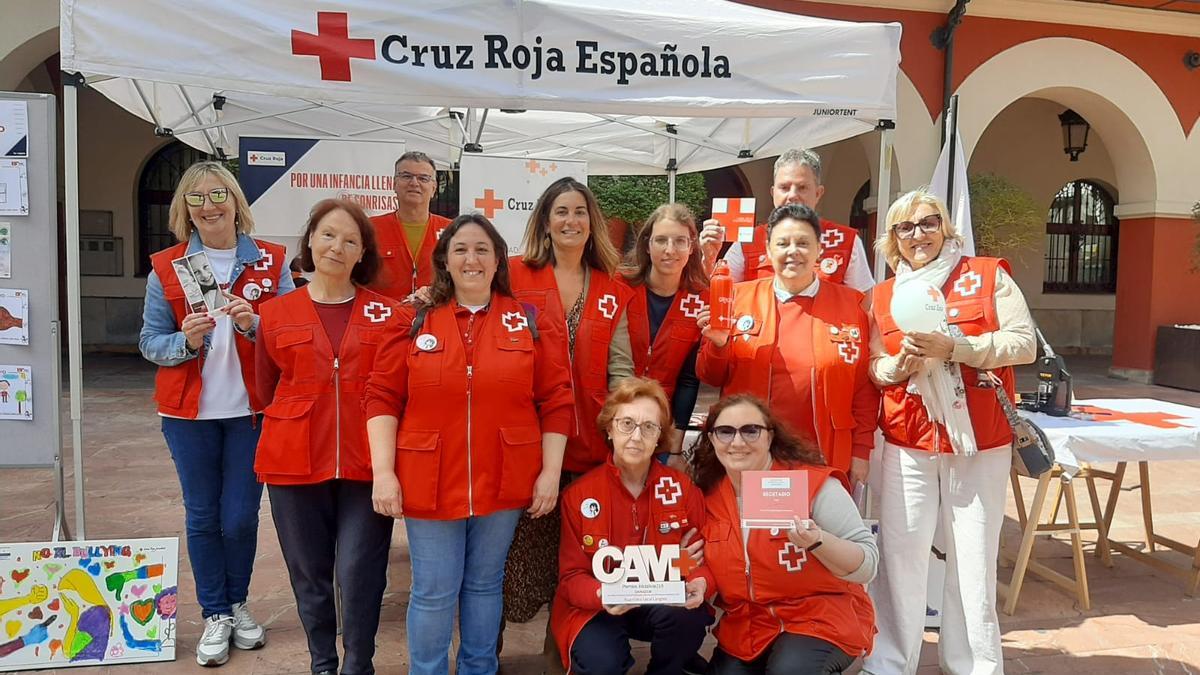 Responsables y voluntarios de Cruz Roja en Langreo, en la celebración de su Día Internacional