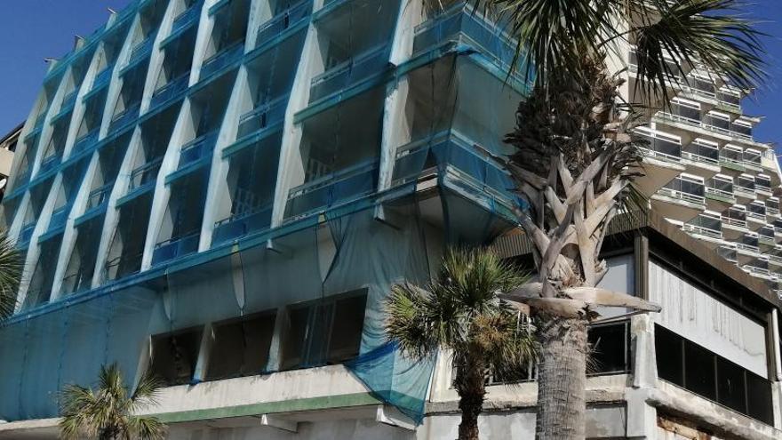 El PSOE exige cubrir la fachada del hotel Selomar hasta que se inicie la reforma