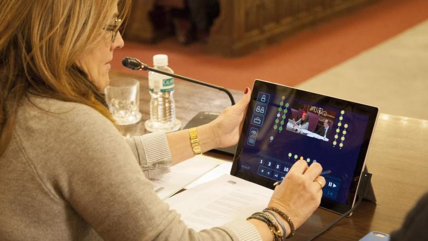 Mayte Martín Pozo maneja la tablet desde donde controla los tiempos de votación y los turnos de intervención en los Plenos.