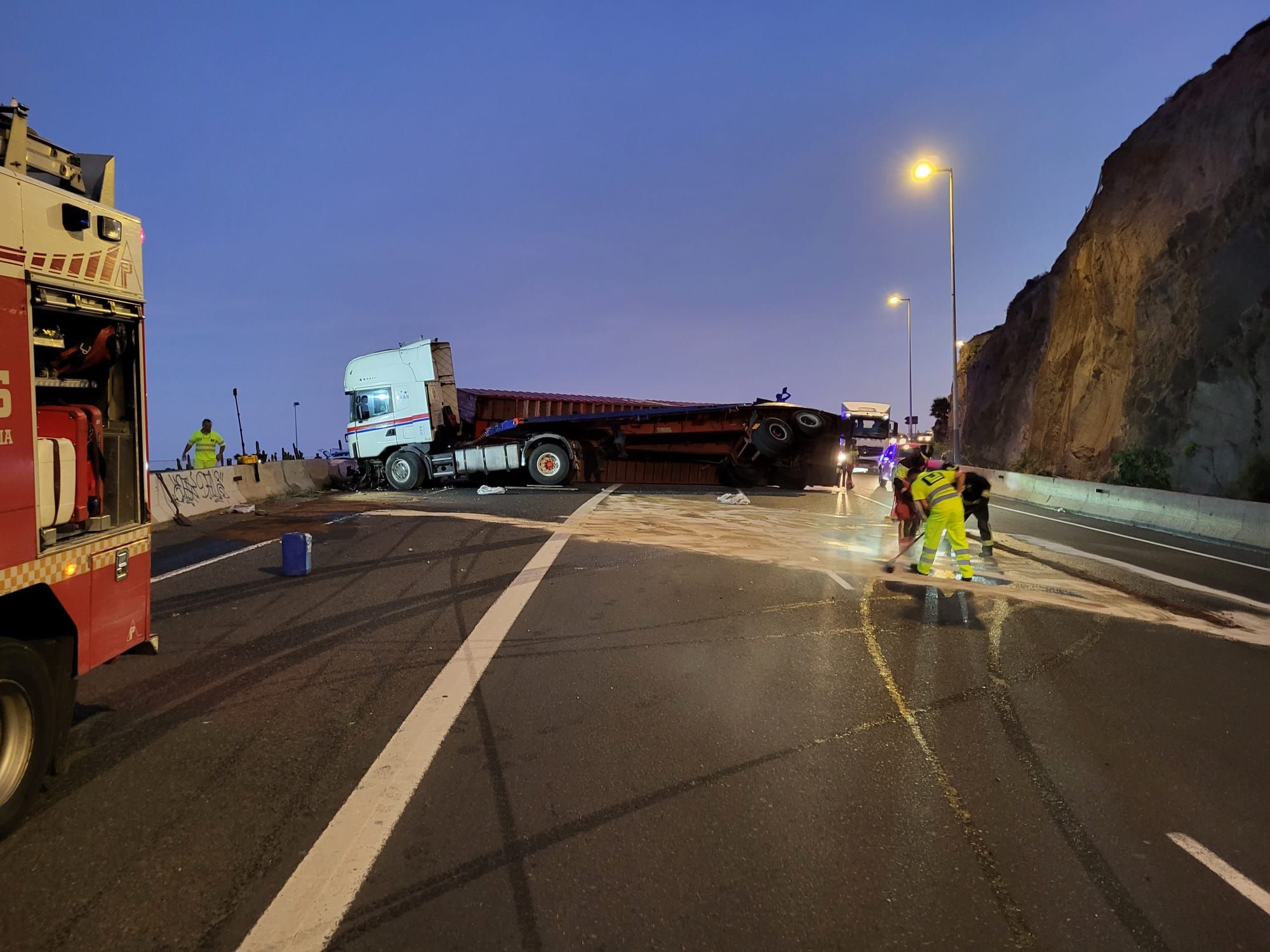 Tareas de limpieza del camión accidentado en La Laja