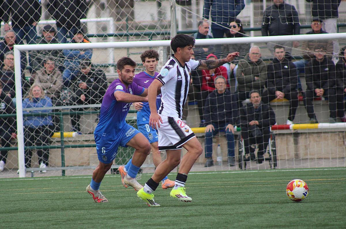 Dennis Almiñana, sorpresa en el onca, pelea un balón con un jugador baleárica