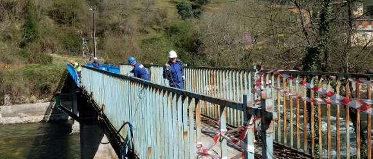 Los operarios trabajan en el puente de Santa Eulalia.