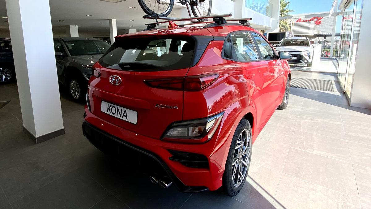 El Kona N Line 30 Aniversario cuenta con llantas exclusivas de 18”, salida de escape doble y faldones y parachoques específicos.