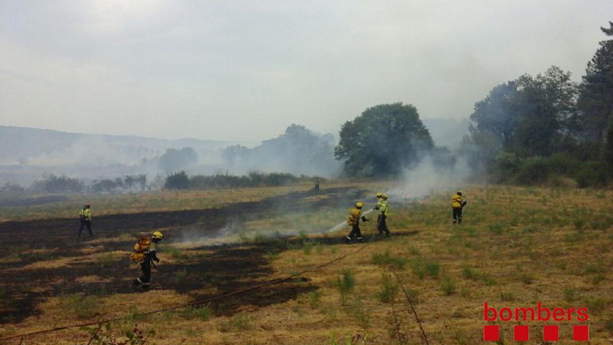 Los Bombers trabajan en las tareas de extinción del incendio que afecta a Cruïlles, Monells y Sant Sadurní de l'Heura.