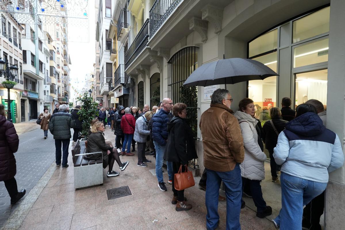 CASTELLON. CASA DE CULTURA. COLA PARA ALQUILAR SILLAS EN MAGDALENA